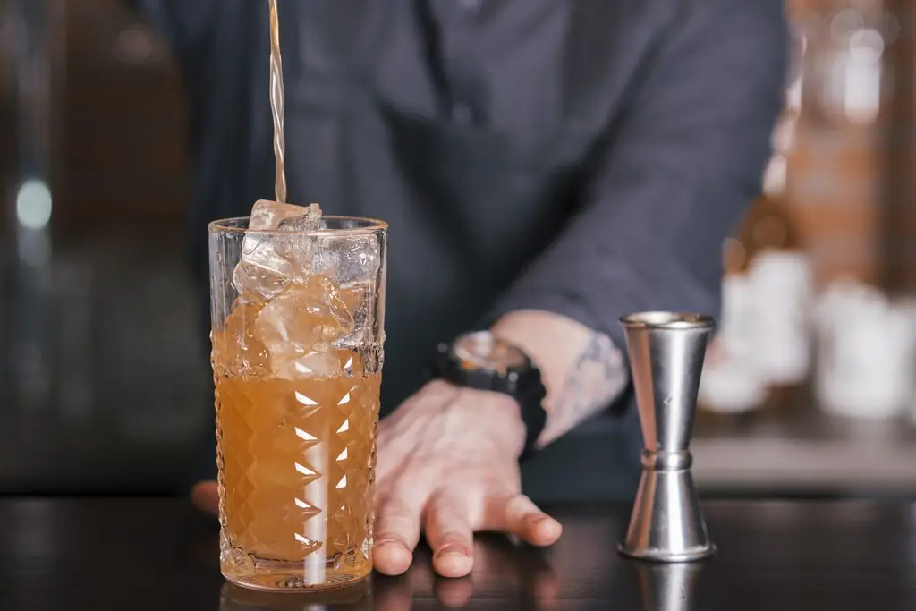 Como escolher copos para bebidas premium